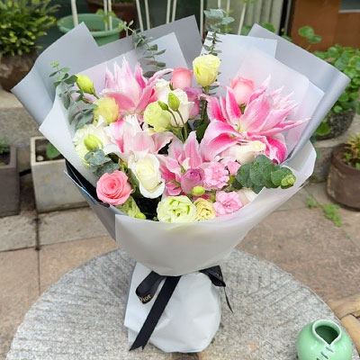 景德镇9朵玫瑰混搭百合，爱恋纯真无邪